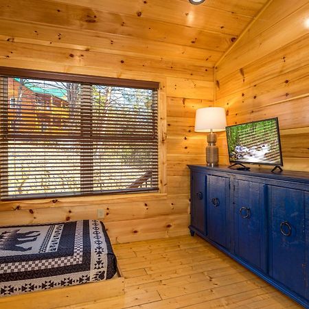 5Bd5B Escape Cabin With 2 Hottubs, Thtr &Game Rm,1Mi To The Parkway! 4Mi To Dollywood - Spring Deal Pigeon Forge Bagian luar foto